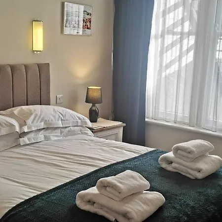 27 Princess Royal House - Ground Floor * سكرابورو